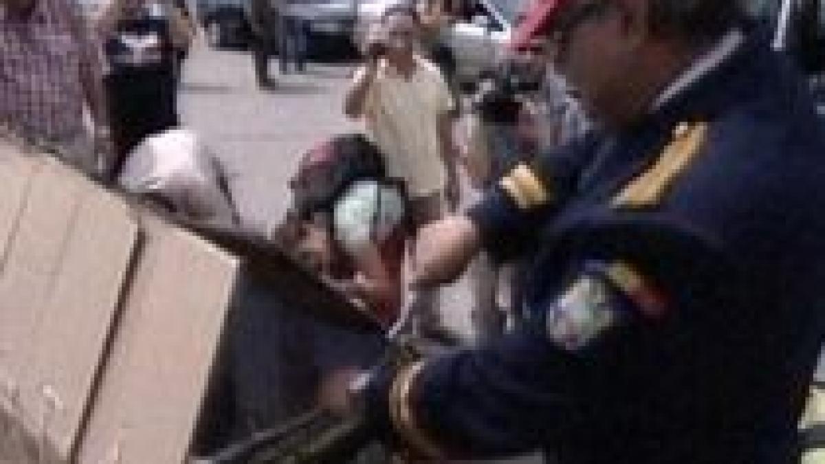 aproximativ 1000 de politisti protesteaza fata de neplata chiriilor pentru angajati