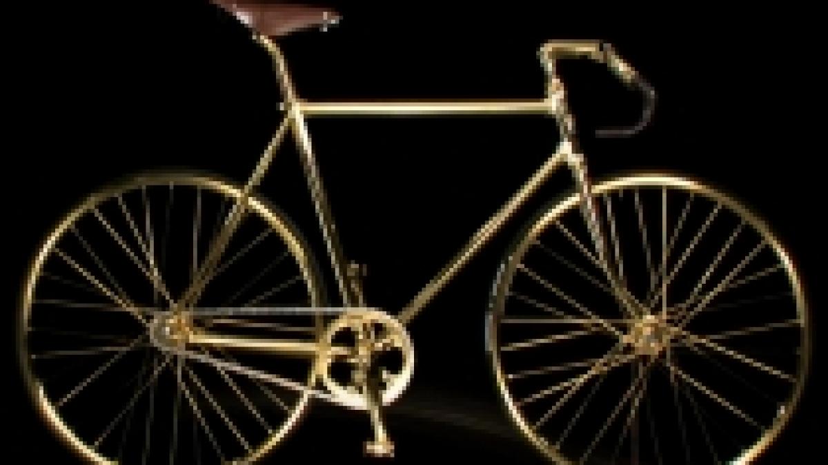 cea mai scumpa bicicleta din lume este placata cu aur si incrustata cu cristale swarovski foto