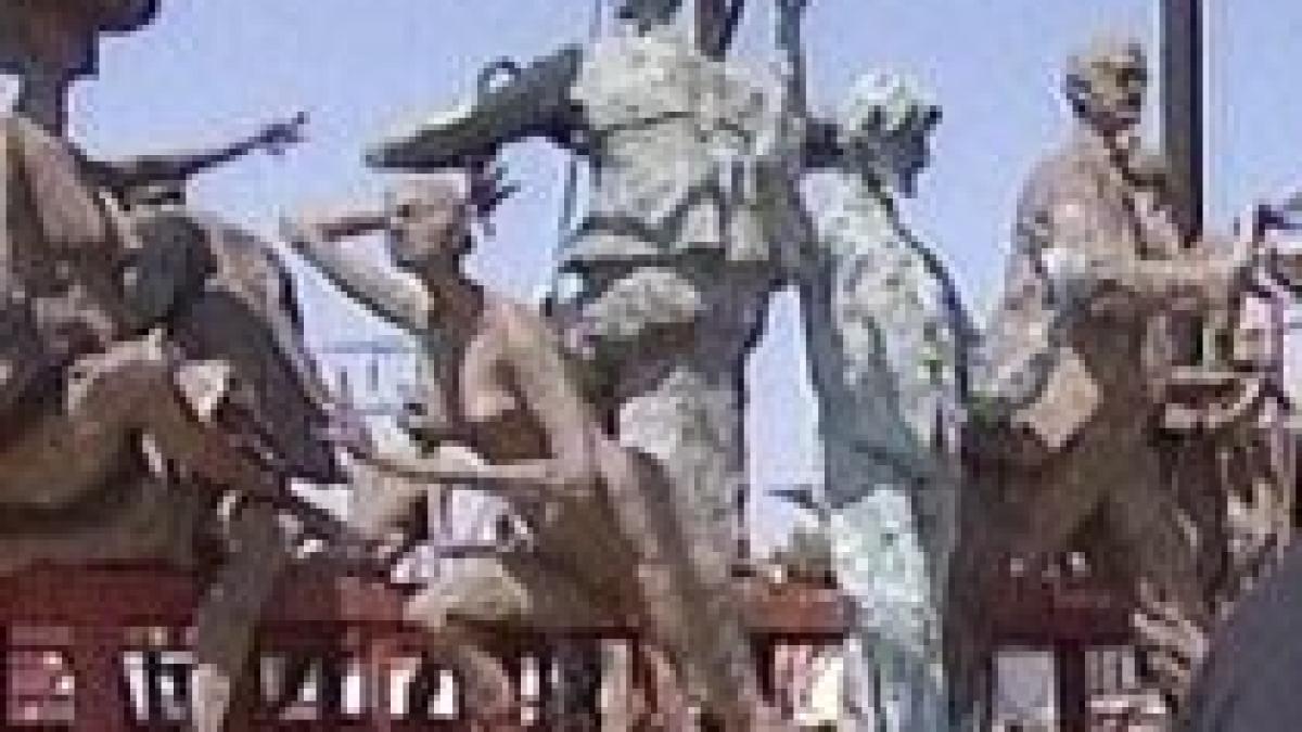 statuia lui caragiale alaturi de alte 15 personaje turnate in bronz in centrul capitalei video