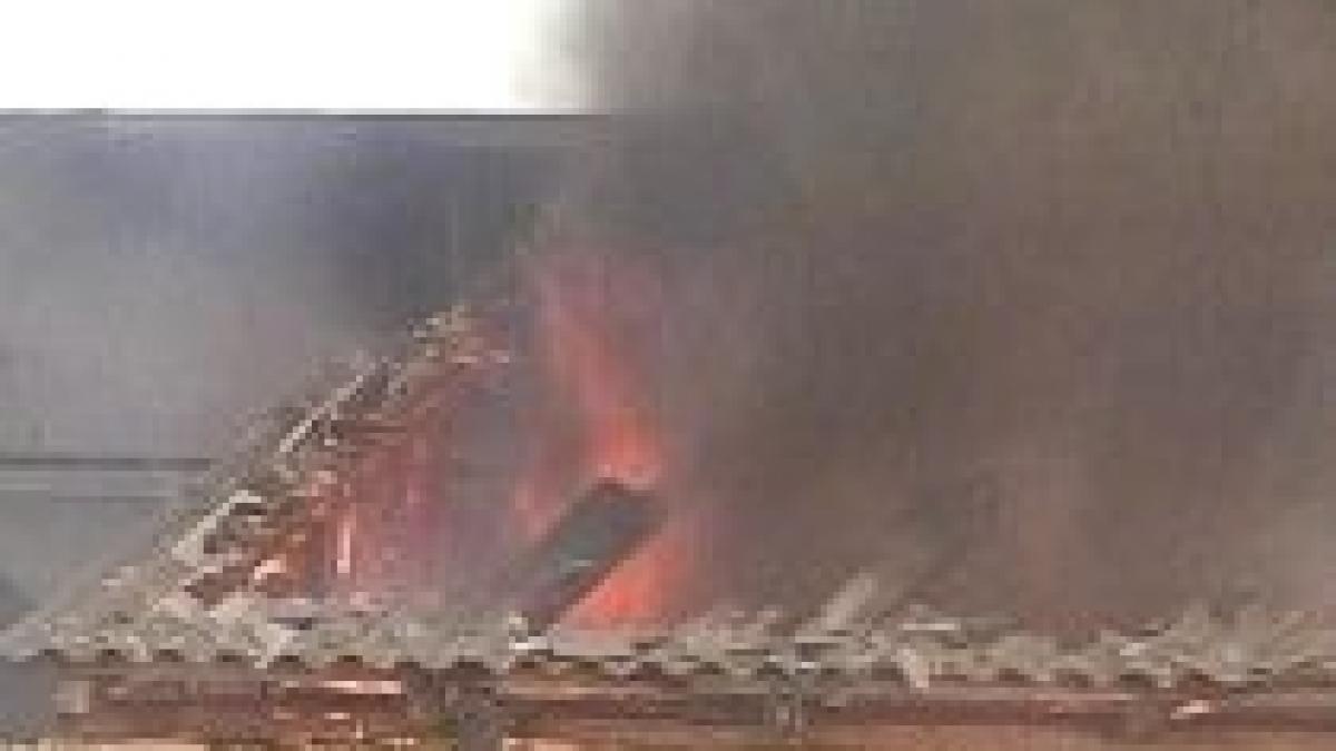 incendiu puternic la iasi mansarda unui bloc cuprinsa de flacari video