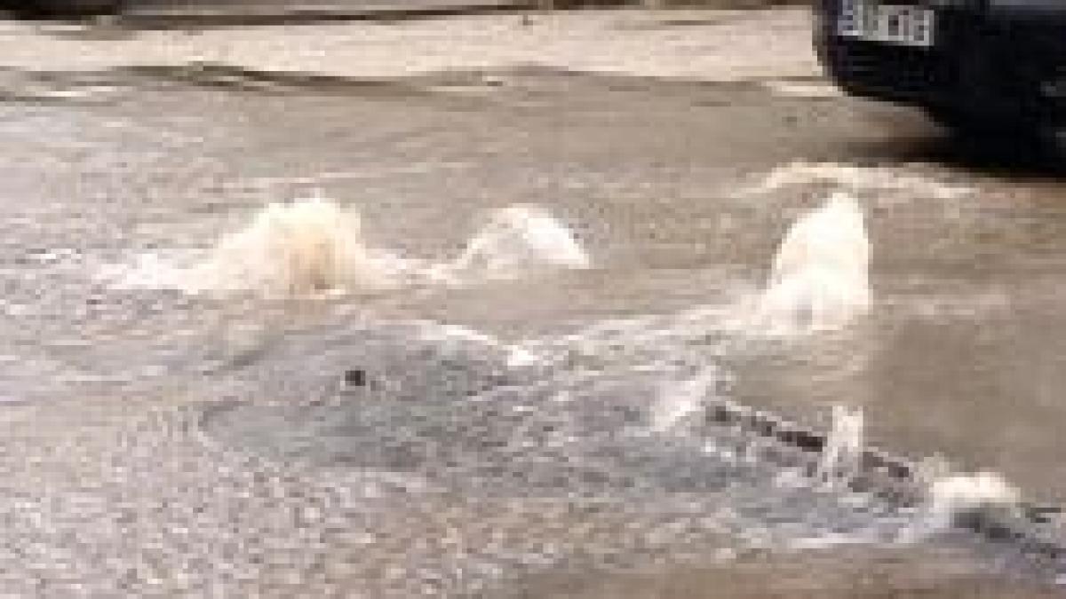 inundatie pe o strada din bucuresti locatarii au ramas fara apa potabila video