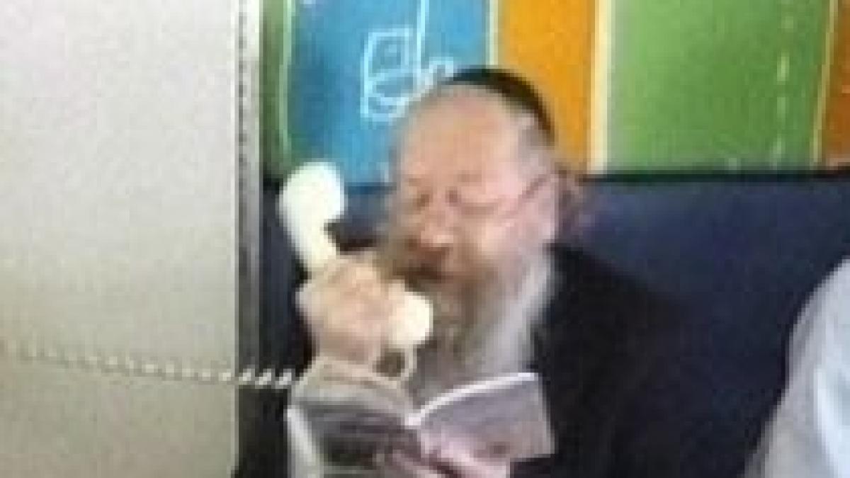 rabinii se roaga in avion pentru stoparea raspandirii gripei porcine video