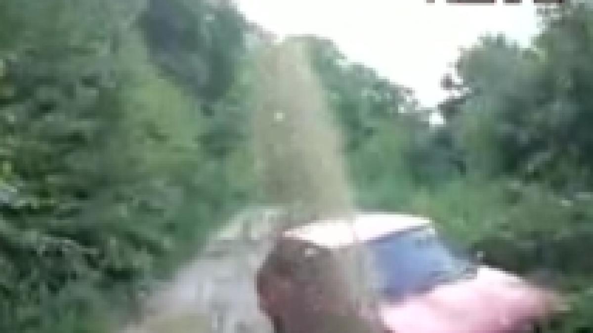 ce poti face daca ai masina impotmolita in noroi accelerezi cat mai tare bineinteles video