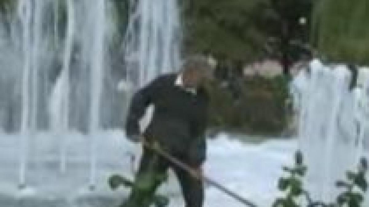 fantana arteziana cu spume in centrul bacaului video