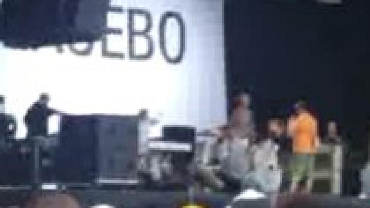 solistul trupei placebo a lesinat pe scena video