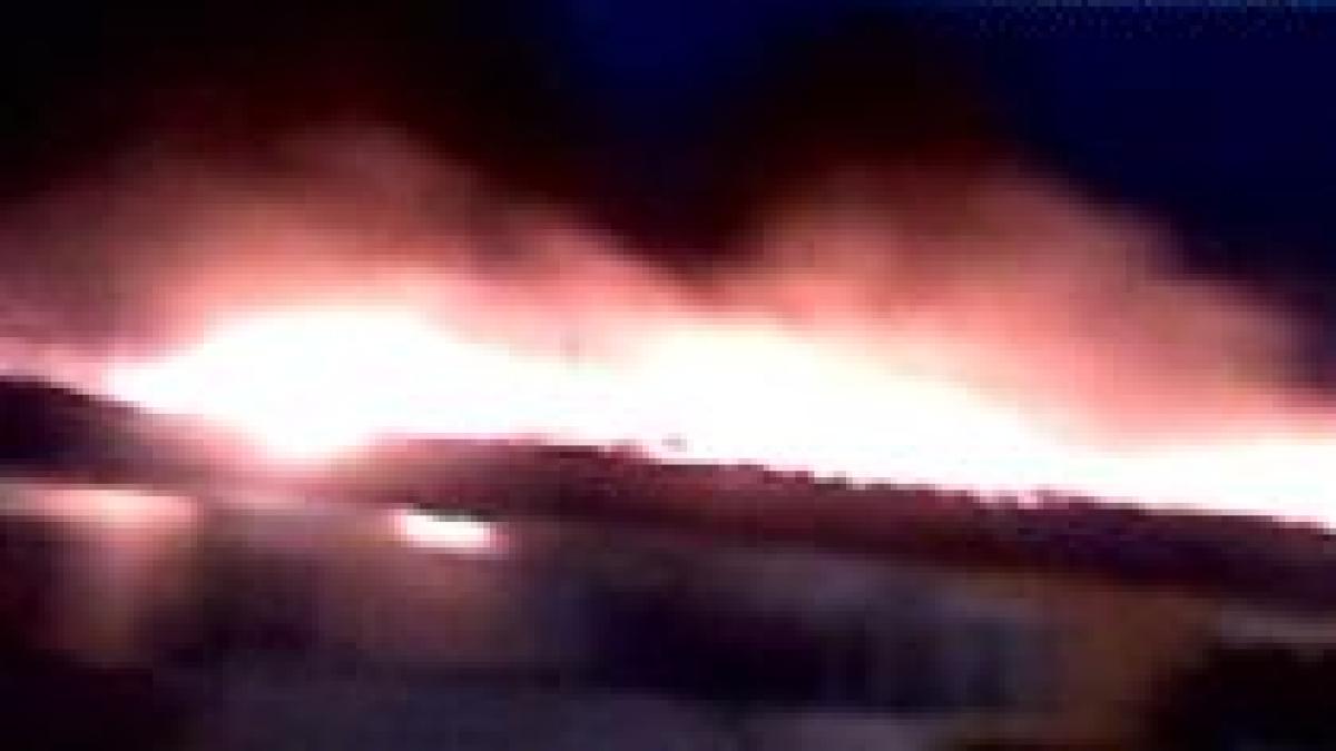 bacau sapte persoane au fost evacuate dupa ce mansarda unui bloc a ars in intregime