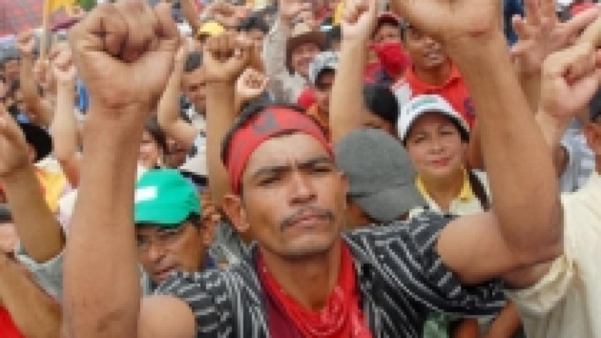 vicepresedintele congresului din honduras batut de protestatari in mijlocul strazii video