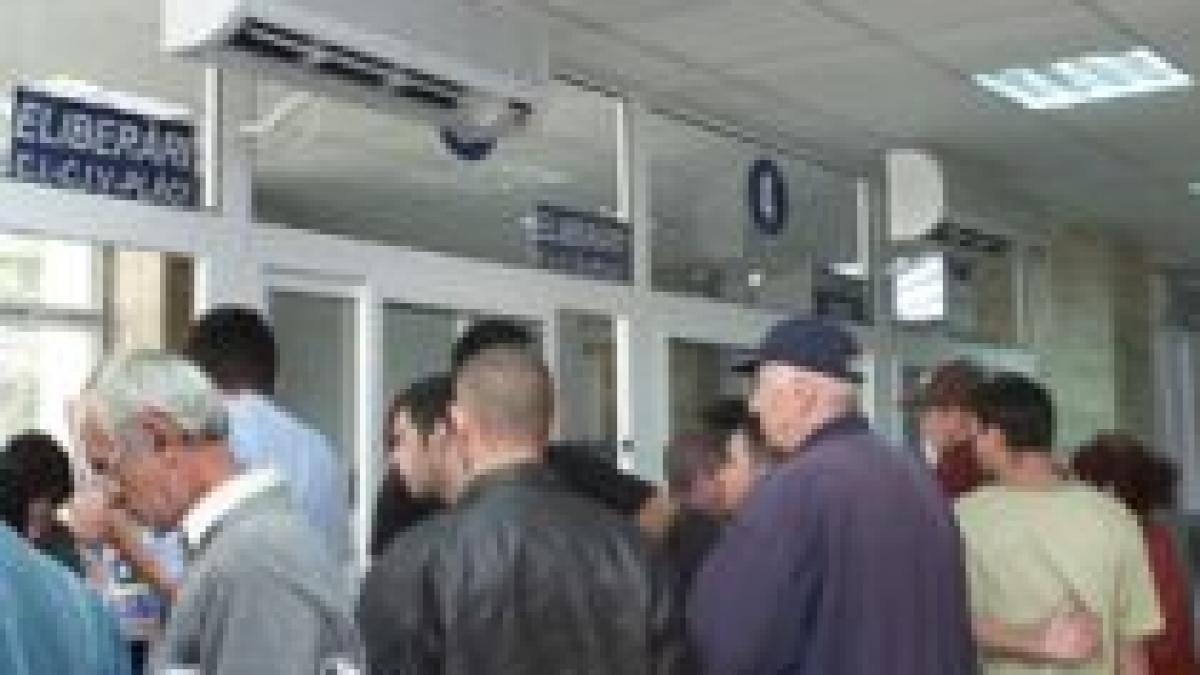 zeci de escroci vaneaza clienti in fata sediului directiei de inmatriculari auto din pipera video