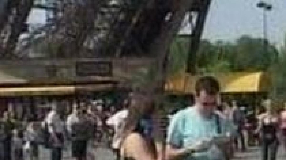 inselati de agentie doua grupuri de elevi romani au aflat in paris ca nu au cazare desi platisera