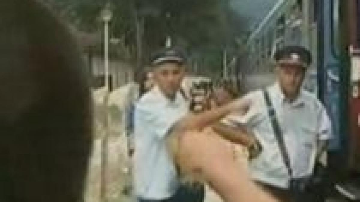 scandal in tren patru tineri s au batut cu controlorii pentru ca nu s au inteles la bani video