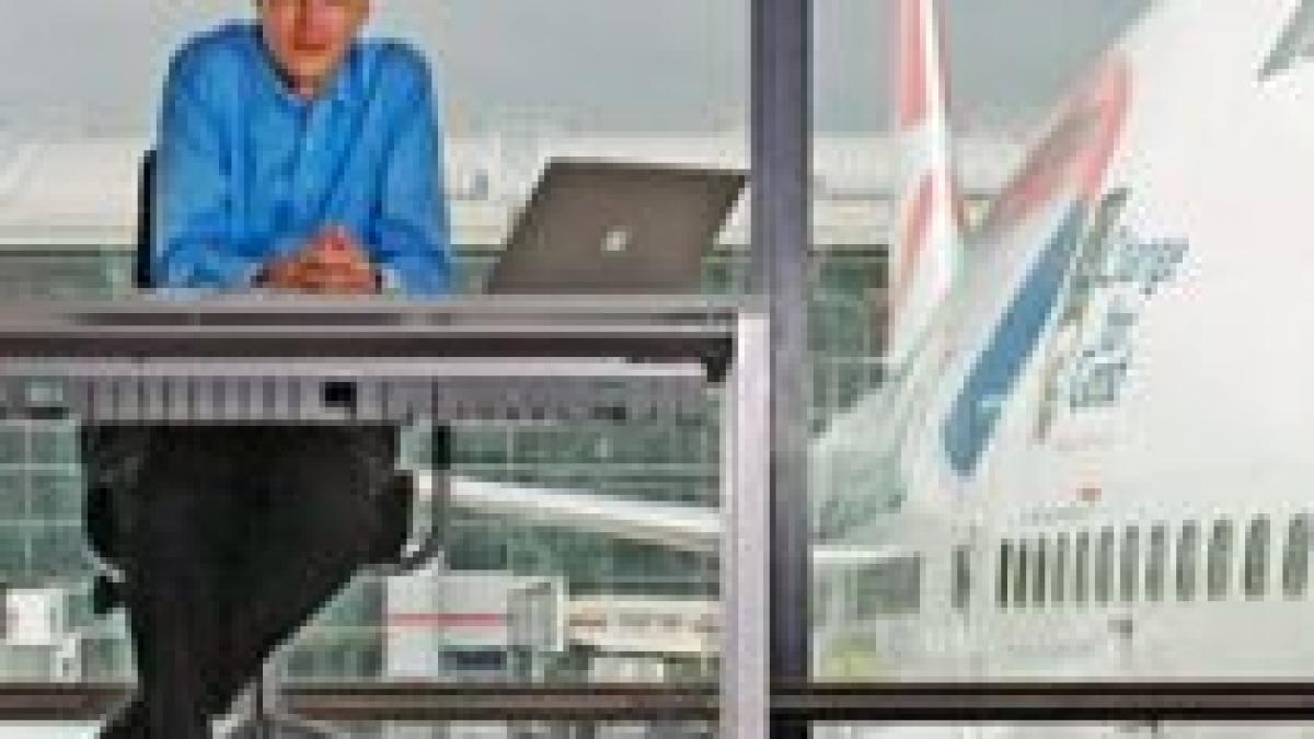 premiera literara scriitorul alain de botton va sta o saptamana in aeroportul heathrow pentru a