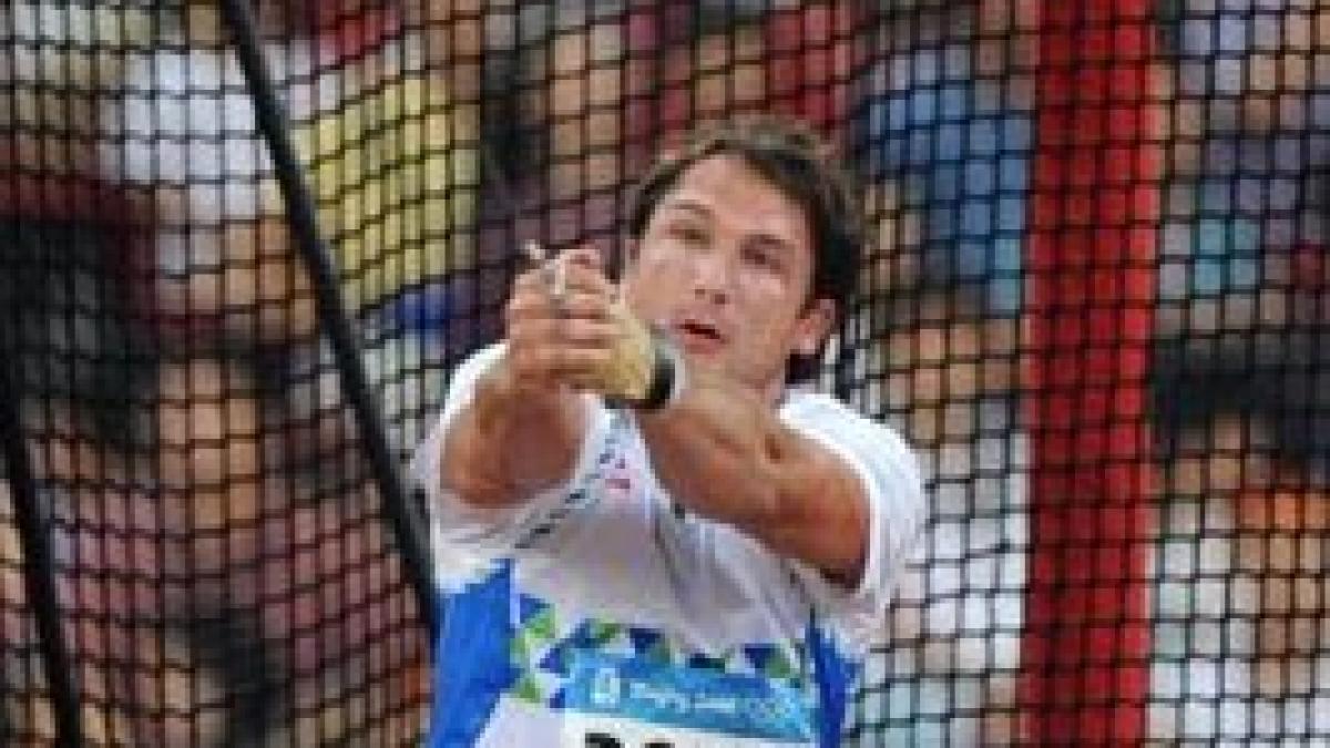 primele medalii pentru slovenia si cuba la aruncarea ciocanului respectiv triplusalt