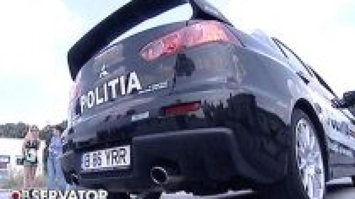 titi aur i a invatat pe politisti cum sa conduca o masina sport video