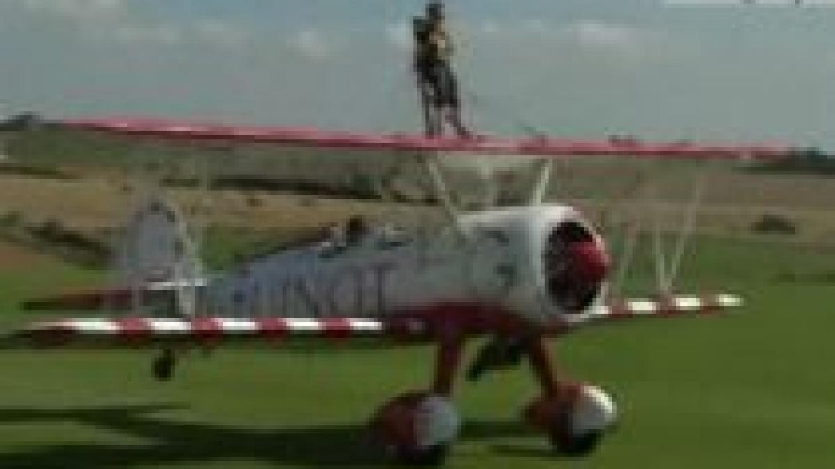 cel mai tanar zburator la opt ani un britanic a mers pe aripile unui avion video