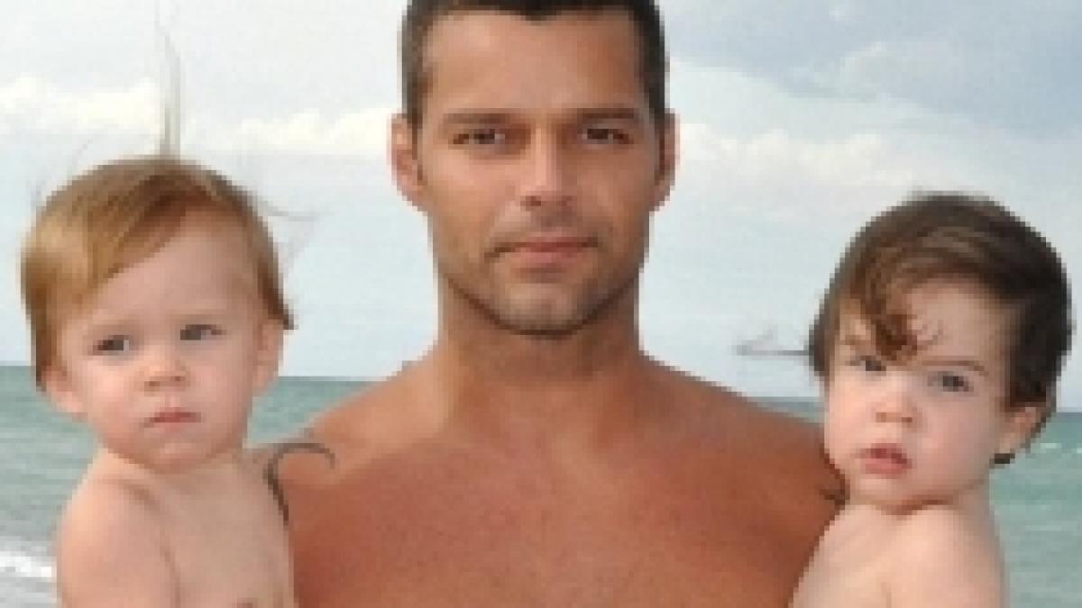 ricky martin un tata mandru cei doi gemeni ai artistului pozati pe plaja foto