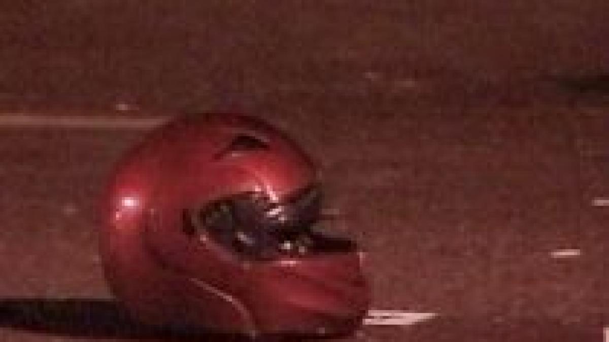 tanar de 18 ani spulberat pe sosea dupa ce a nimerit cu scuterul intr o cursa ilegala de masini