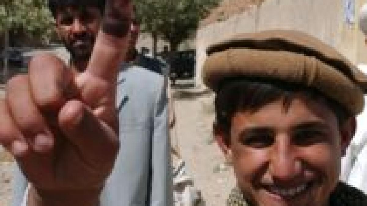 alegerile din afganistan victoria lui hamid karzai incerta