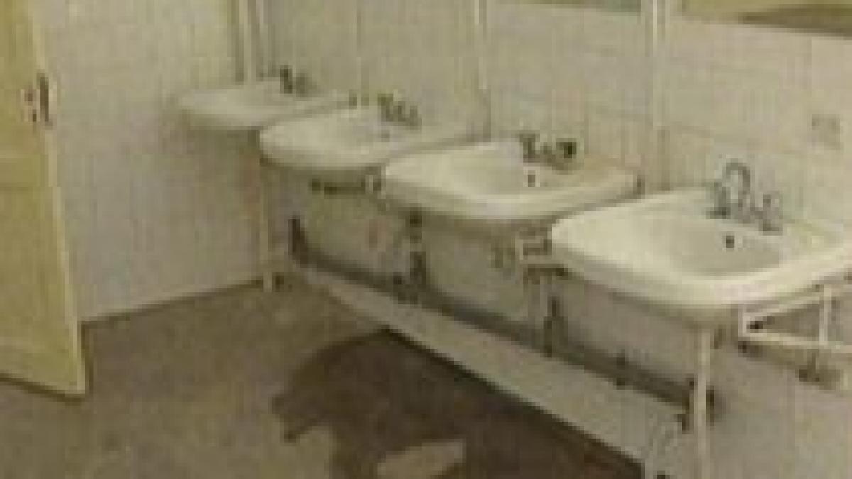 brasov garsoniera de lux amenajata intr o scoala plina de igrasie