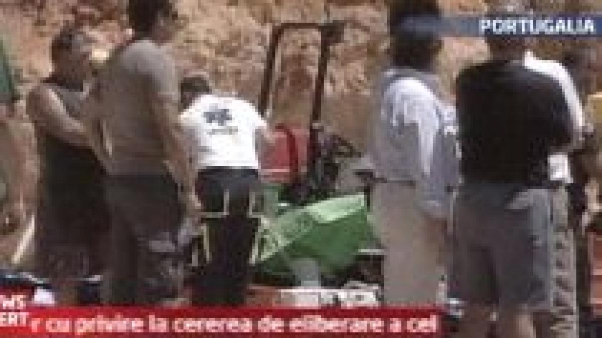 portugalia un om a murit si sase sunt raniti dupa o alunecare de teren pe o plaja video
