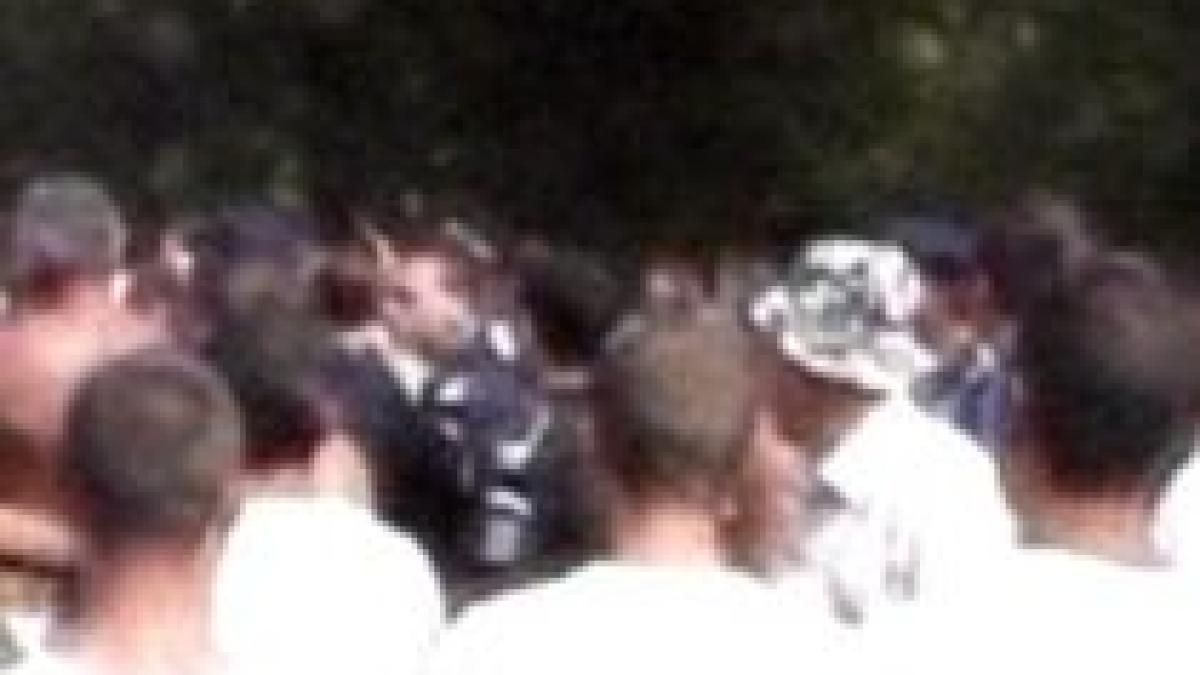 Bătaie pe locul de grătar la o sărbătoare câmpenească. Patru oameni au fost răniţi (VIDEO)