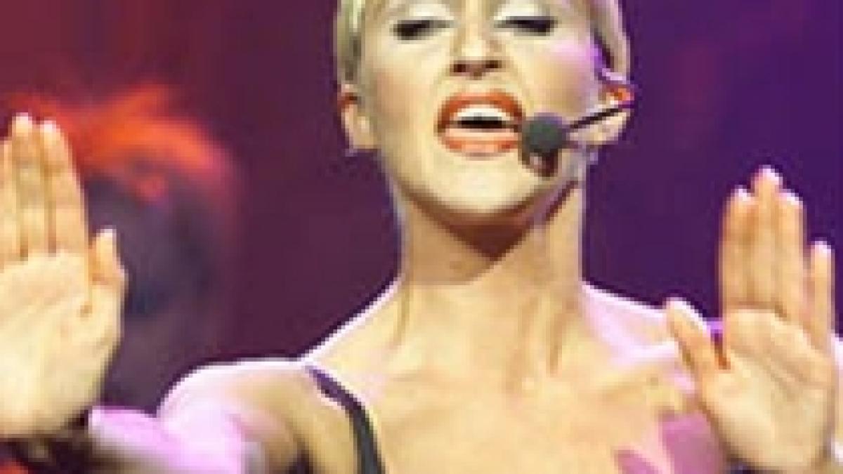 cea mai fidela sosie a madonnei a concertat in parcul herastrau