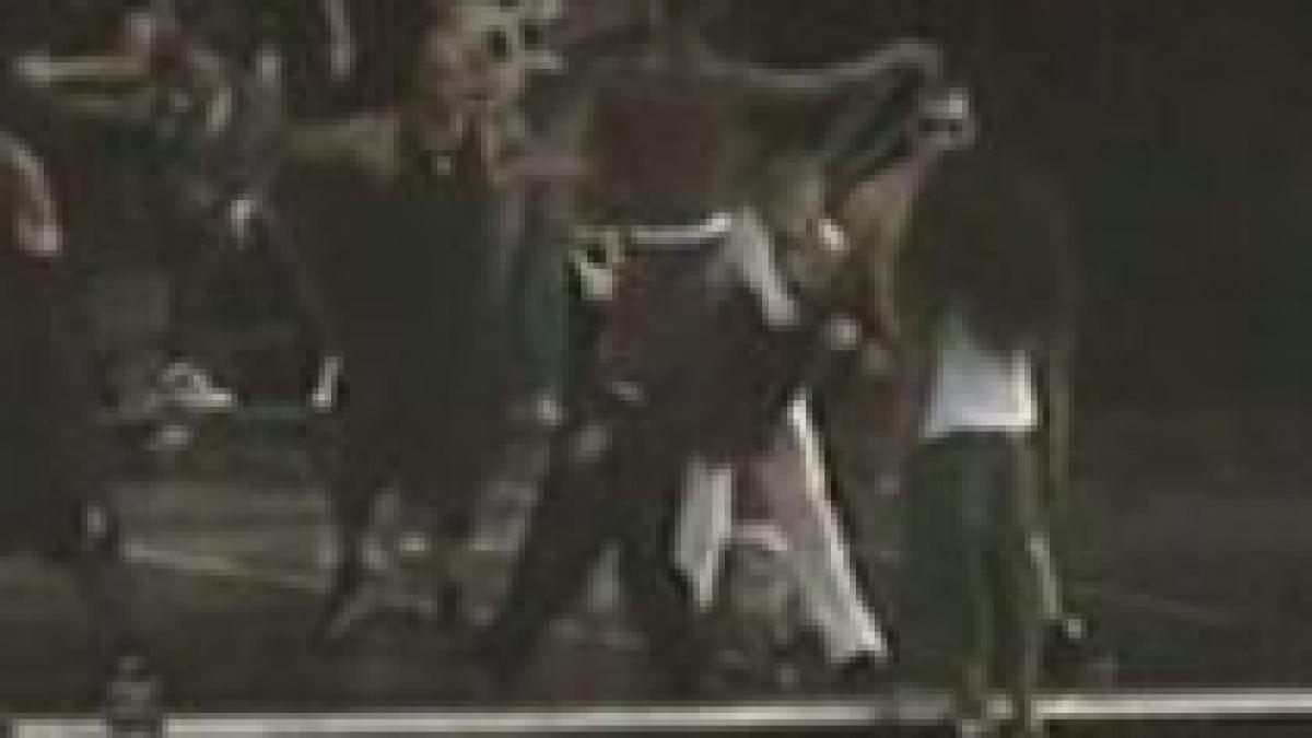 madonna se saruta cu o dansatoare la repetitii video