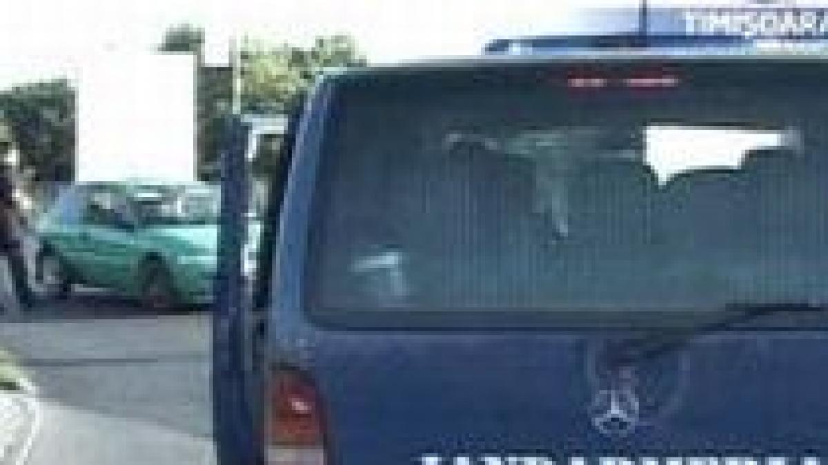 razie in capitala 45 de persoane care traiau ilegal intr o cladire evacuate video