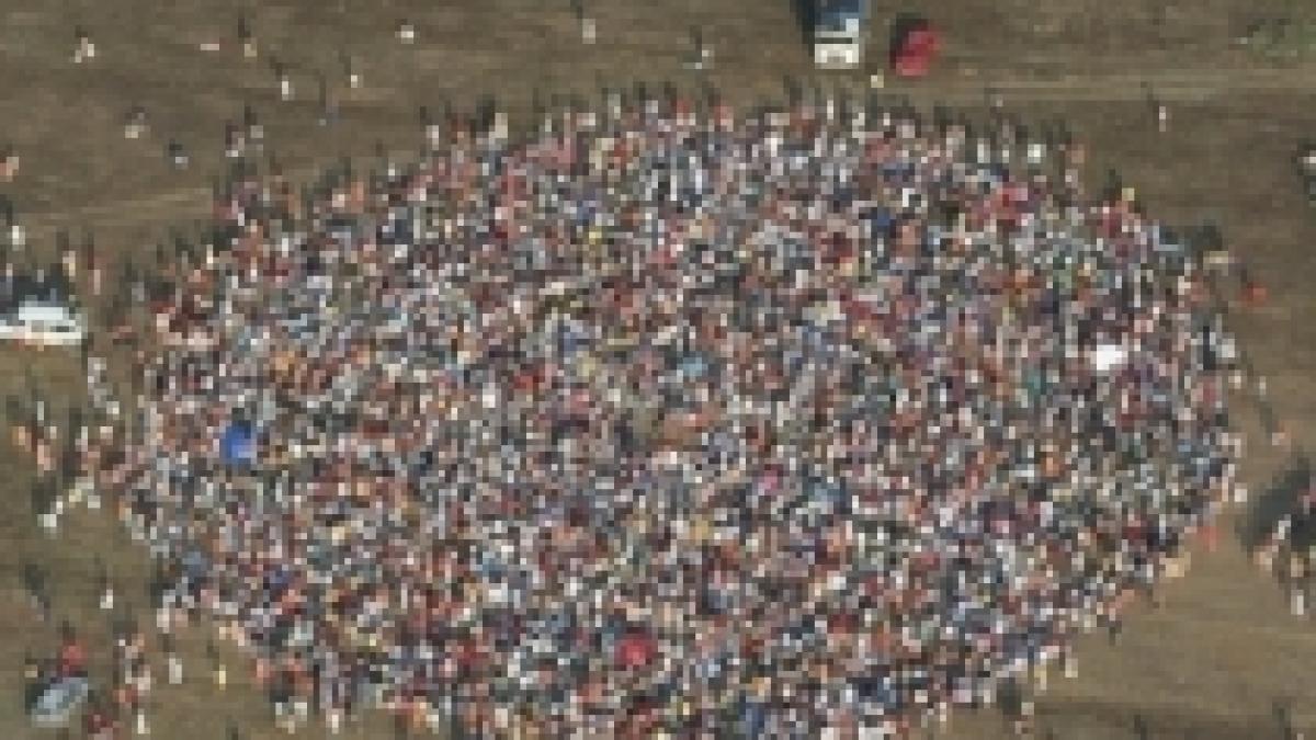 sute de adepti misa in spirala la costinesti foto