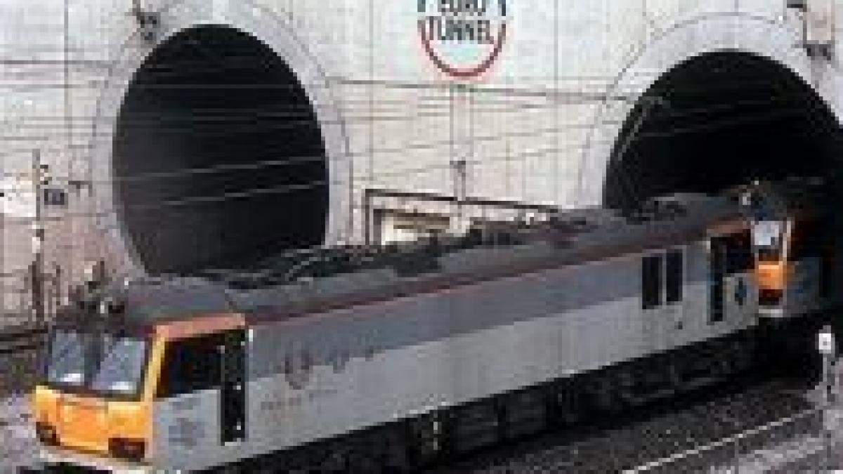 sute de oameni blocati in tunelul canalului manecii dupa ce trenul in care se aflau s a defectat