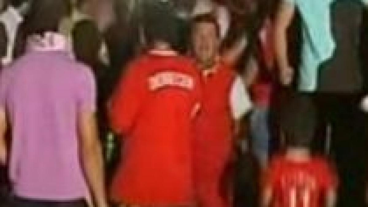 fanii lui dinamo au sarbatorit calificarea inarmati cu steaguri fumigene si torte video