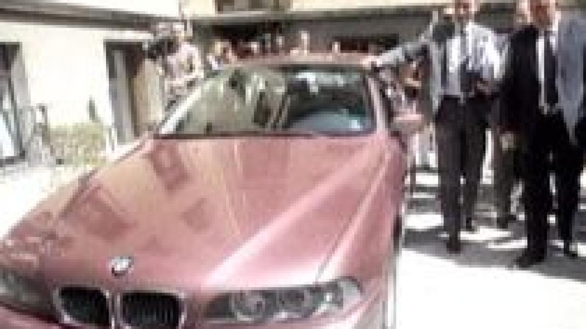 scandal in bulgaria doua masini oficiale vopsite roz pentru a se asorta cu rochia fiicei