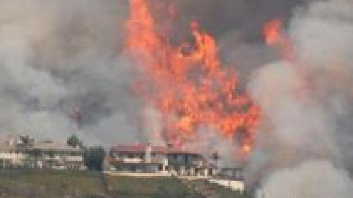 sute de familii evacuate din calea incendiilor in california