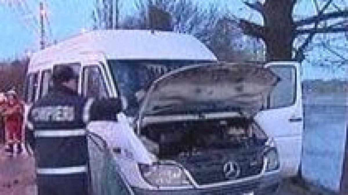 buzau trei oameni au fost raniti dupa ce microbuzul in care se aflau s a izbit de un autoturism