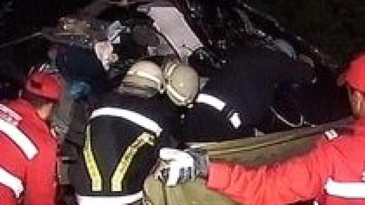 infotrafic trei oameni au murit dupa ce masina in care se aflau a fost lovita de tren video