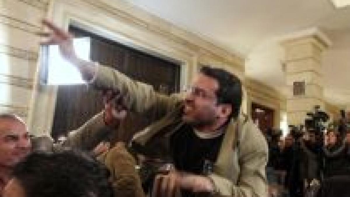 irak jurnalistul care a aruncat cu pantofii in bush va fi eliberat inainte de termen