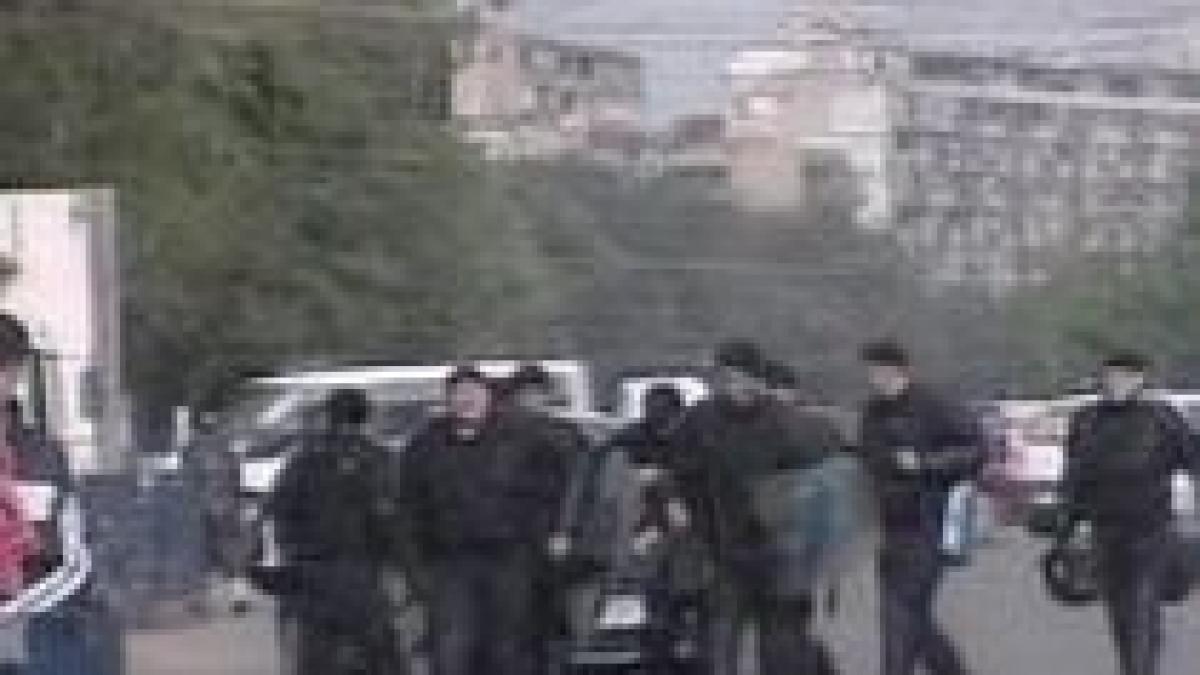 steaua dinamo soldat cu cinci dosare penale suporterii prinsi cu materiale pirotehnice pe stadion