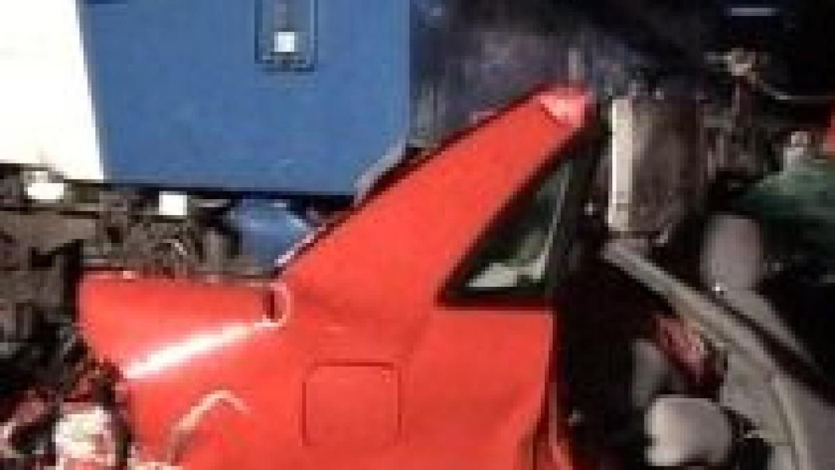 bihor o masina lovita de un tren o persoana este grav ranita video