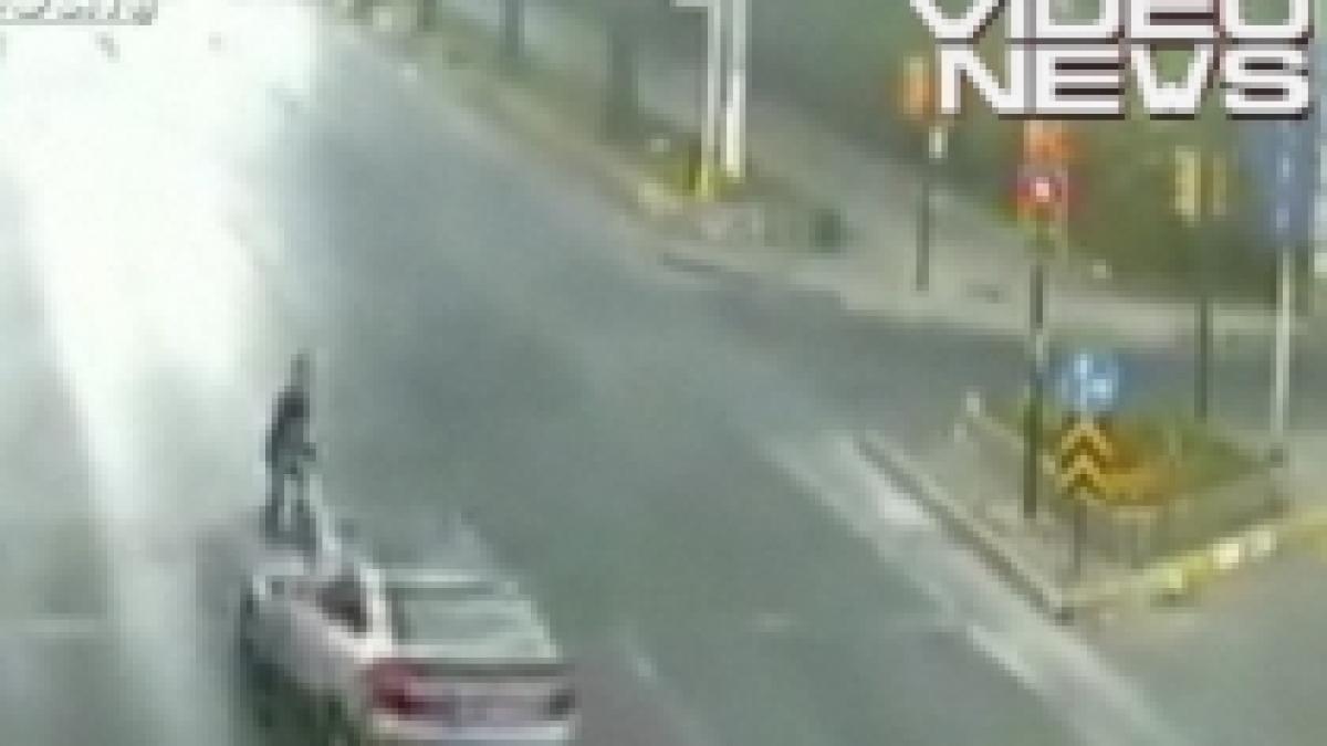 imagini socante pieton lovit de o masina care a trecut pe rosu video