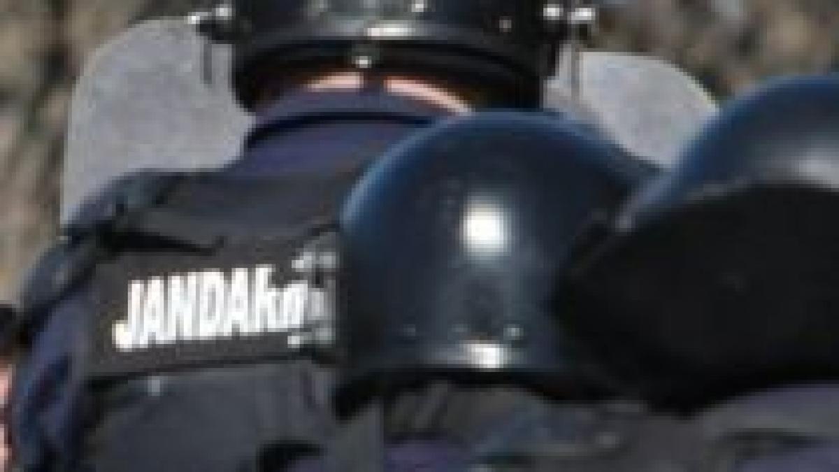 jandarmii din baia mare si au construit o piscina de 70 000 lei in curtea unitatii video