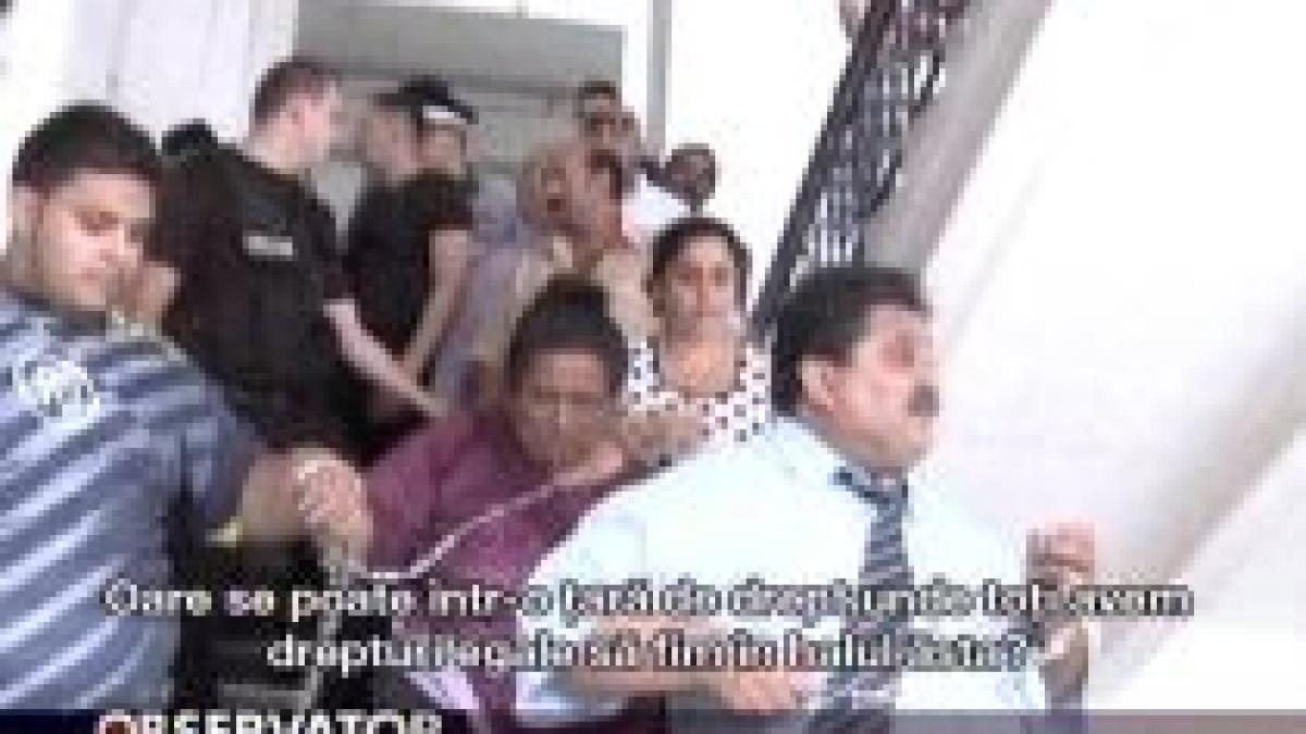 Mai mulţi rromi s-au legat cu lanţuri la primăria din Timişoara, susţinând că sunt discriminaţi (VIDEO)