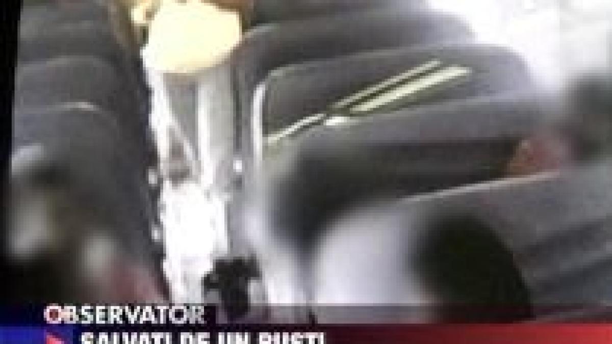 sua o eleva si a amenintat colegii cu arma in autobuzul scolii video