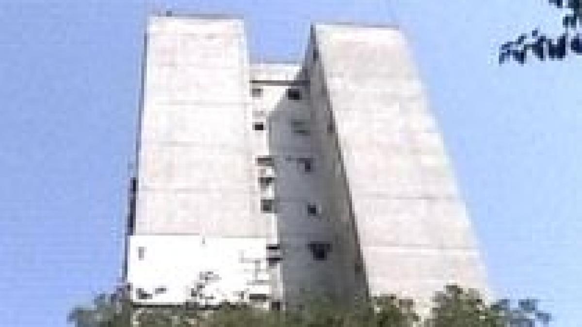 un alpinist utilitar a murit dupa ce a cazut de la etajul opt al unui bloc din capitala