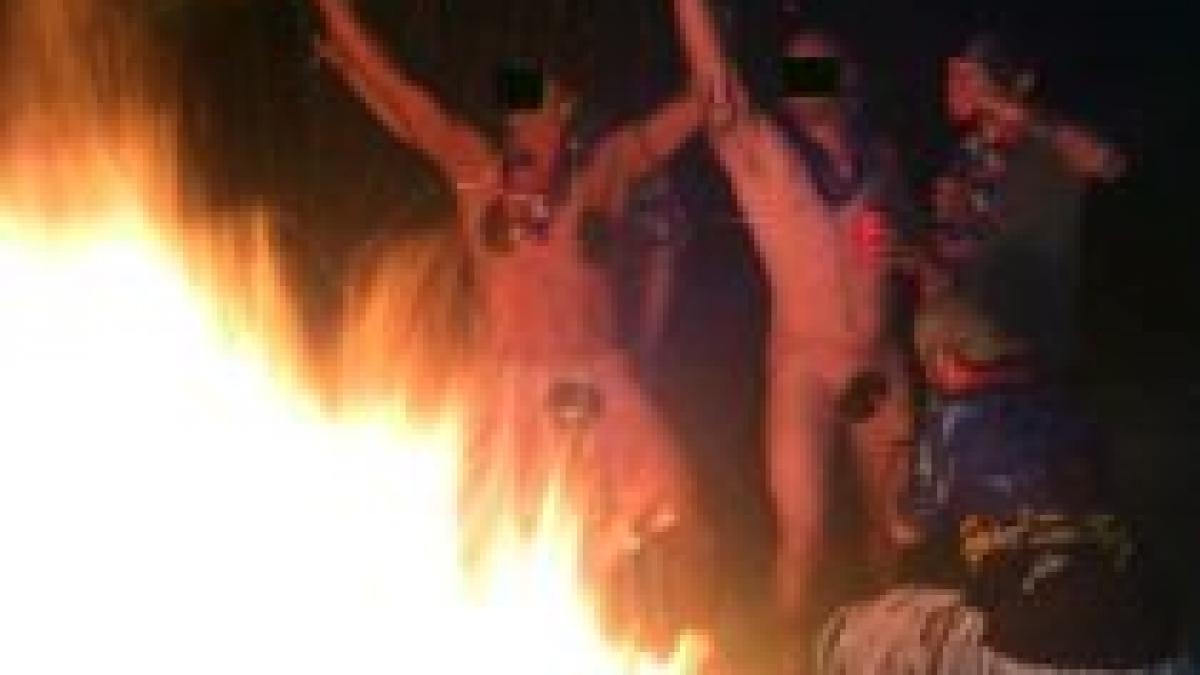 opt paznici de la ambasada americana din kabul demisi dupa ce au aparut goi in pozele de la o