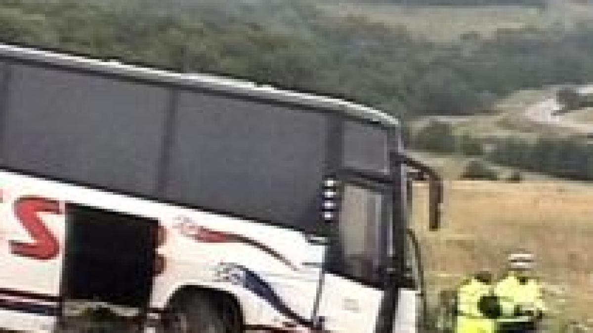 autocar cu 40 de pasageri rasturnat pe dn1 cinci oameni raniti video