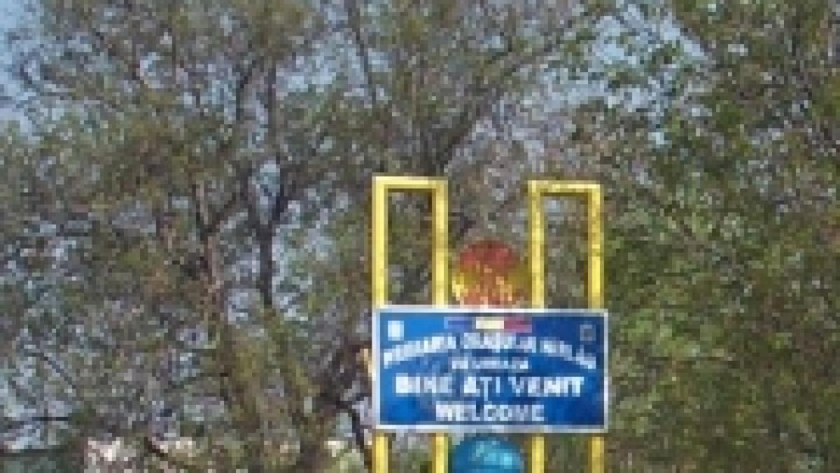 denumirea maghiara a municipiului sfantu gheorghe acoperita cu vopsea pe doua placute bilingve