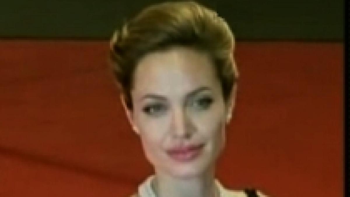 angelina jolie vine la bucuresti vedeta este invitata de onoare la un bal de caritate