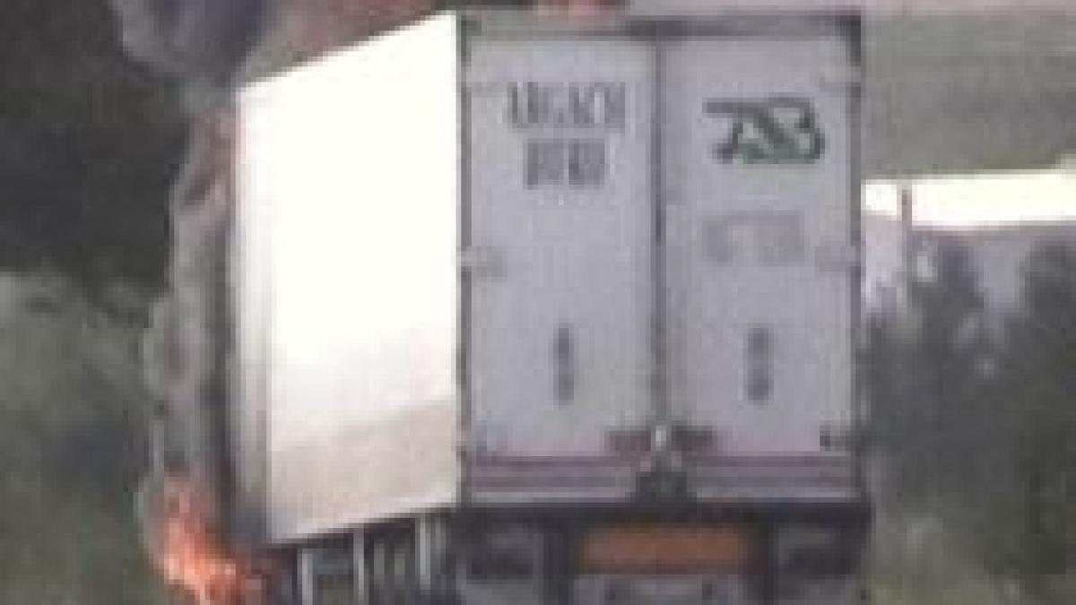 tir in flacari pe dn1 cabina soferului a ars in intregime video