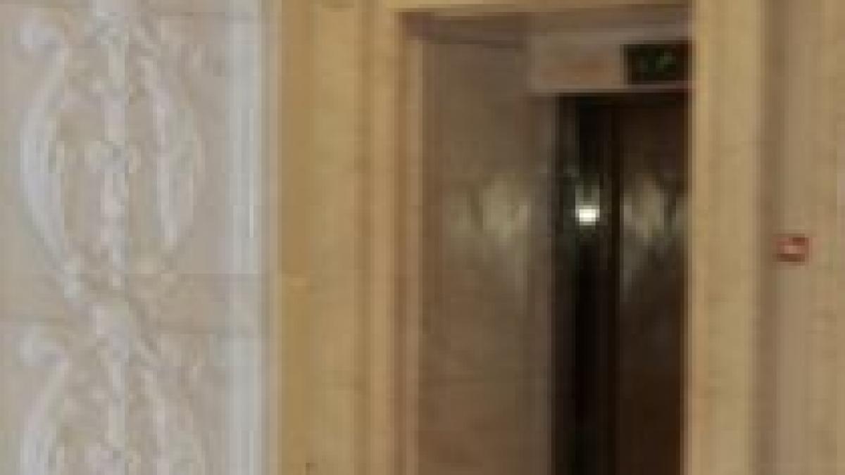 angajata a senatului blocata intr unul din lifturile institutiei aproape patru ore video