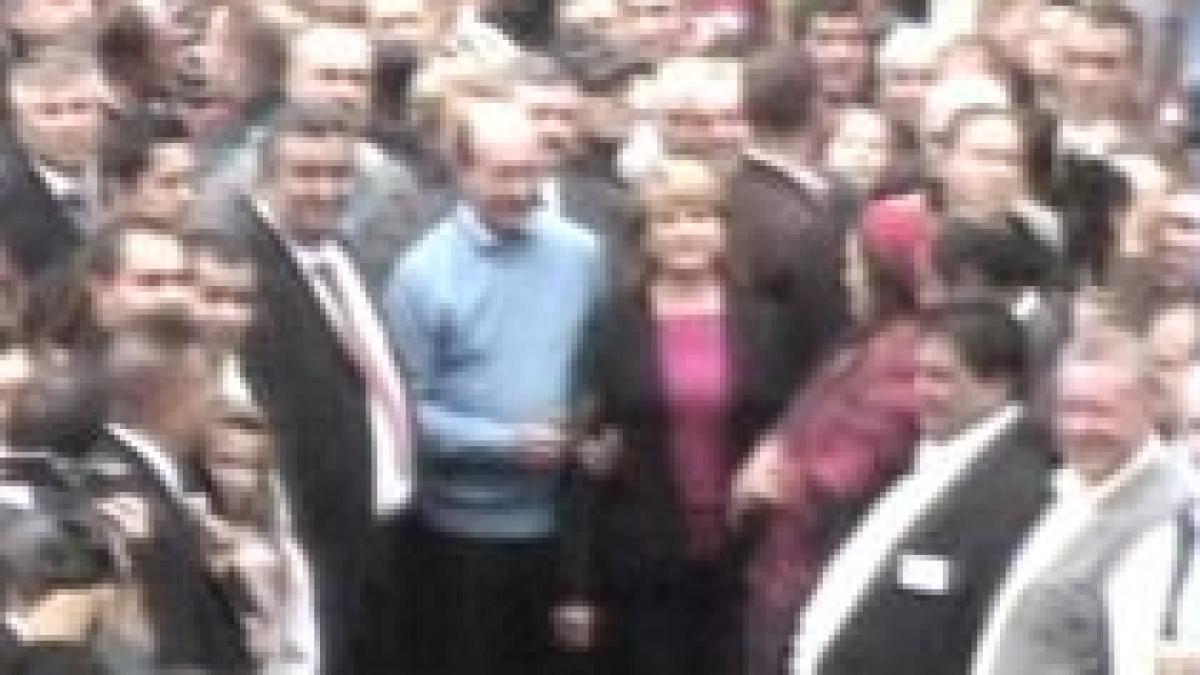 in cautare de voturi independentii oprescu si basescu s au intretinut cu cioaba regele romilor