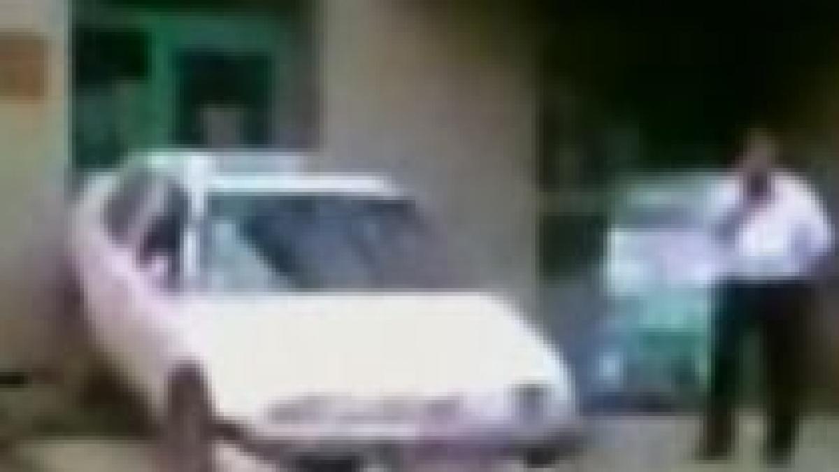 sechestrati in banca satul sa fie umilit de angajatii institutiei un sofer a blocat intrarea video